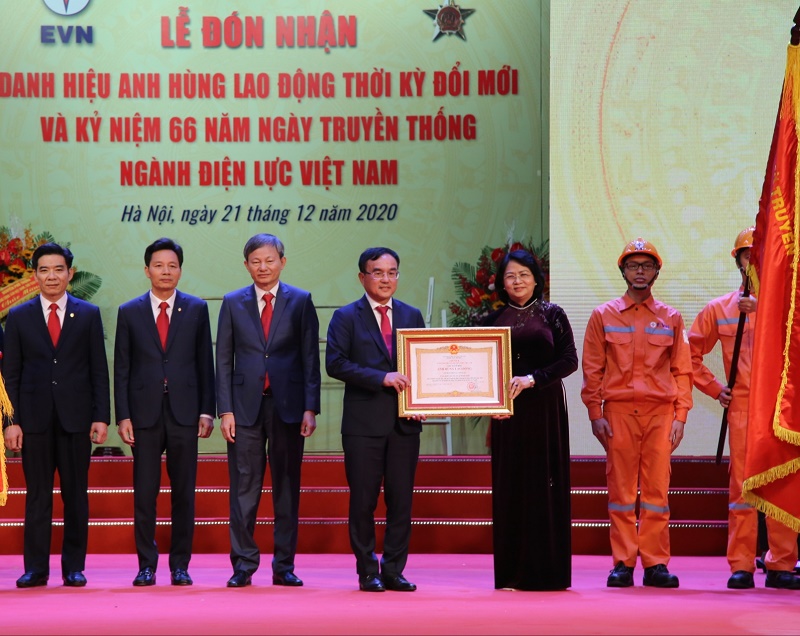 Phó chủ tịch nước Đặng Thị Ngọc Thịnh trao tặng danh hiệu Anh hùng Lao động thời kỳ đổi mới cho EVN 