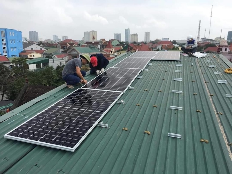 Cấp tập lắp điện mặt trời áp mái nhà để hưởng chính sách bán điện giá cao 