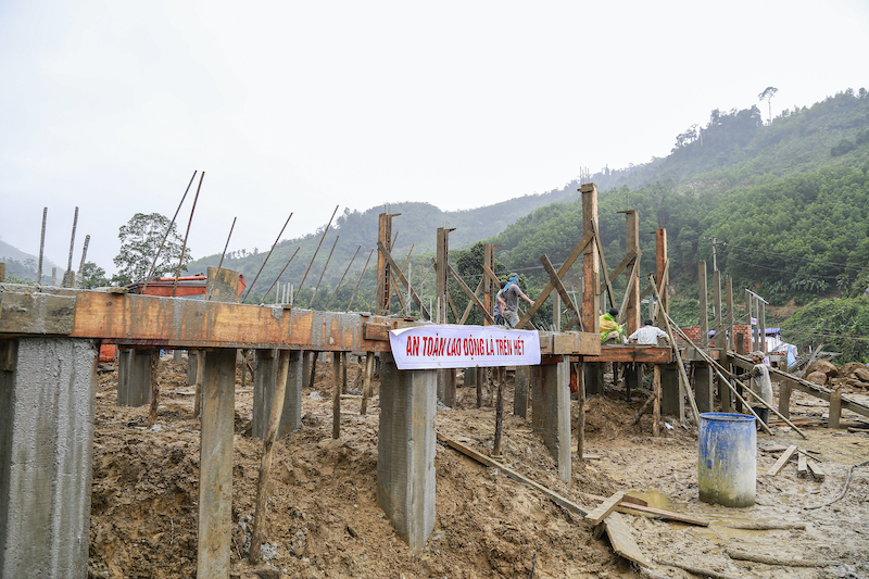 xây nhà tình thương cho bà con 