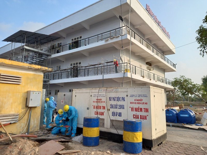 Công ty Điện lực Hải Dương CBNV ĐL Hải Dương triển khai thi công điện cho bệnh viện dã chiến số 3.jpg