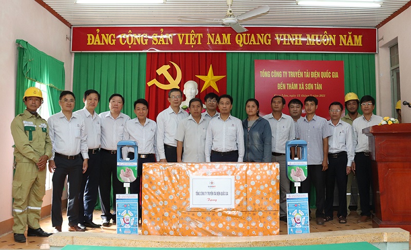 Chủ tịch EVNNPT làm việc và tăng quà các địa phương có đường dây 500 kV Vĩnh Tân - Vân Phong đi qua