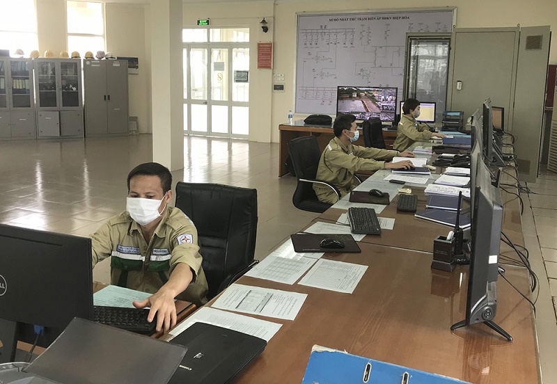 Lực lượng trực vận hành tại TBA 500kV Hiệp Hòa (Bắc Giang)