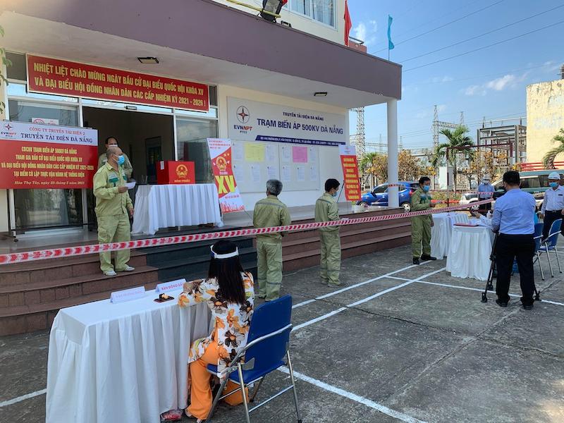 Người lao động trạm 500 kV Đà Nẵng đang trực vận hành cô lập thực hiện quyền bỏ phiếu ngay tại nơi làm việc 