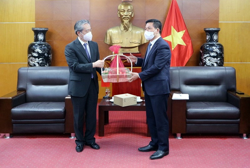 Bộ trưởng Nguyễn Hồng Diên tặng Đại sứ Hùng Ba những quả vải Việt Nam 