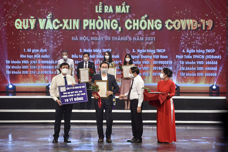 Đại diện Toyota Việt Nam trao 10 tỷ đồng cho Quỹ vắc-xin phòng, chống Covid