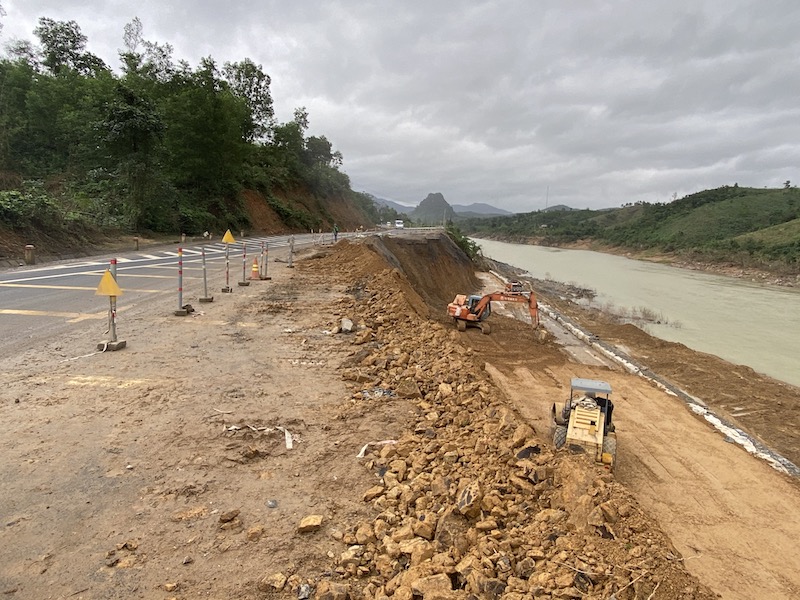 Gia cố đường bị sạt lở mất đường trên Quốc lộ 9, đoạn qua huyện Hướng Hoá, Quảng Trị. Chụp ngày 18/12/2020