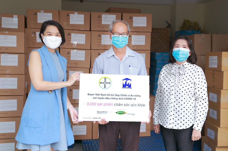 Trung tâm Kiểm soát Bệnh tật Thành phố Hồ Chí Minh tiếp nhận 8,000 sản phẩm chăm sóc sức khỏe từ Bayer Vietnam và Hội Phụ nữ Từ thiện TP.HCM