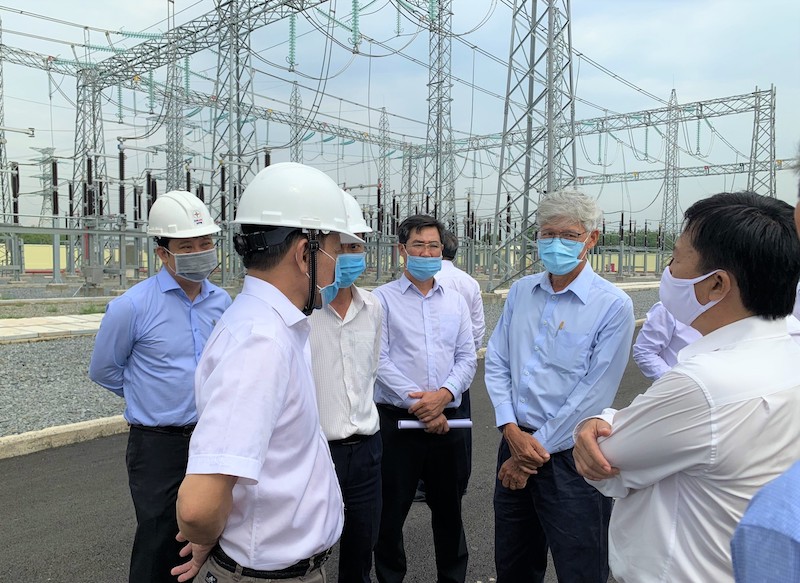 Ông Nguyễn Phước Đức -TGĐ Tổng công ty Điện lực miền Nam (bìa trái) đi kiểm tra tiến độ Công trình Lộ ra 110kV Trạm 220kV Tây Ninh 2 (tỉnh Tây Ninh)