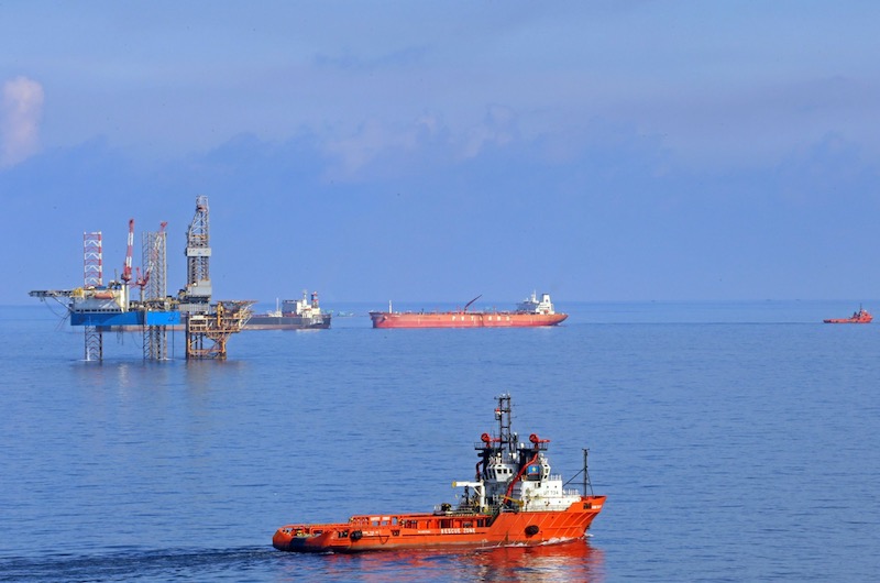 Các công trình dầu khí trên biển. Ảnh: Vương Thái 