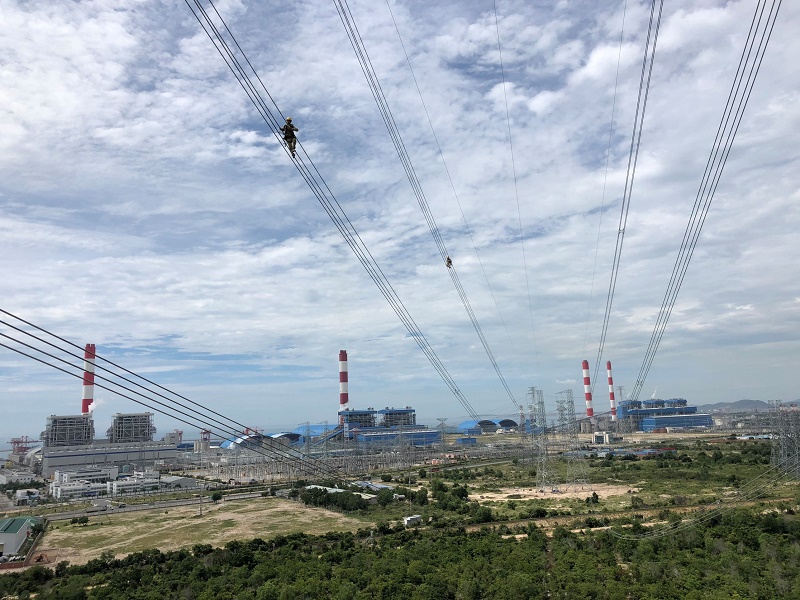 Công nhân Truyền tải điện Bình Thuận hỗ trợ kỹ thuật đóng điện Trạm biến áp 500/220 kV Trung Nam và đường dây đấu nối kết hợp Nhà máy điện mặt trời Trung Nam Thuận Nam.