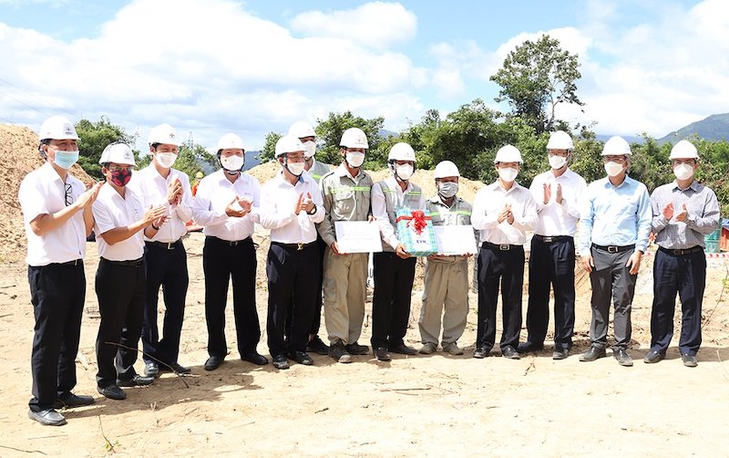 Đoàn công tác của EVN/EVNNPT tặng quà lực lượng thi công vị trí 01 Đường dây 500kV Vân Phong - Vĩnh Tân