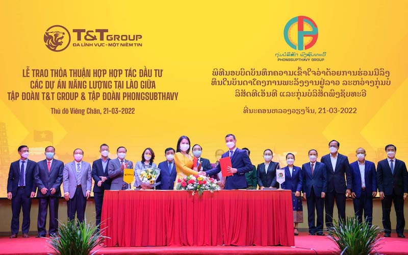 Bà Nguyễn Thị Thanh Bình, Phó tổng giám đốc Tập đoàn T&T Group và ông Somlath Mekakath, Giám đốc điều hành Tập đoàn Phongsubthavy trao Biên bản ghi nhớ hợp tác phát triển các Dự án năng lượng tái tạo tại Lào