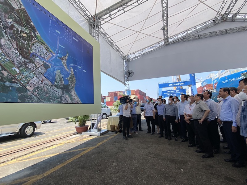 Thủ tướng Phạm Minh Chính nghe báo cáo việc mở rộng luồng vào cảng Chu Lai 