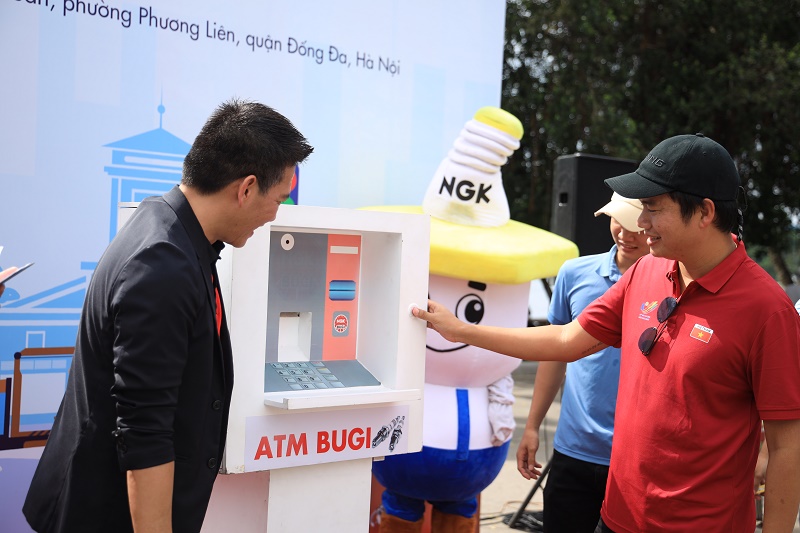 Người dân có thể nhận được bugi miễn phí tại các cây ATM bugi, giúp xe hoạt động lại sau các sự cố nước ngập 