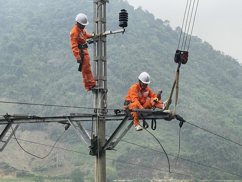 Điện lực Phù Yên sửa chữa khiếm khuyết trên đường dây