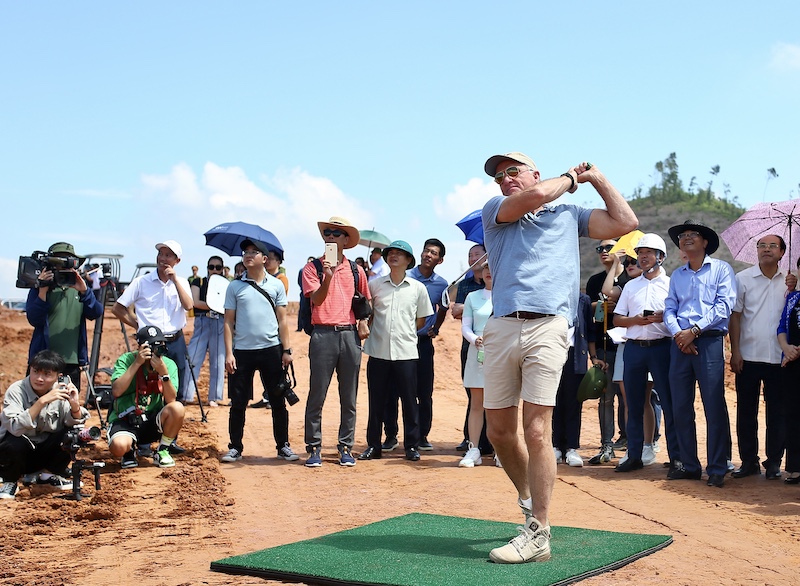 Huyền thoại Greg Norman thực hiện cú swing đầu tiên tại sân golf Văn Lang Empire