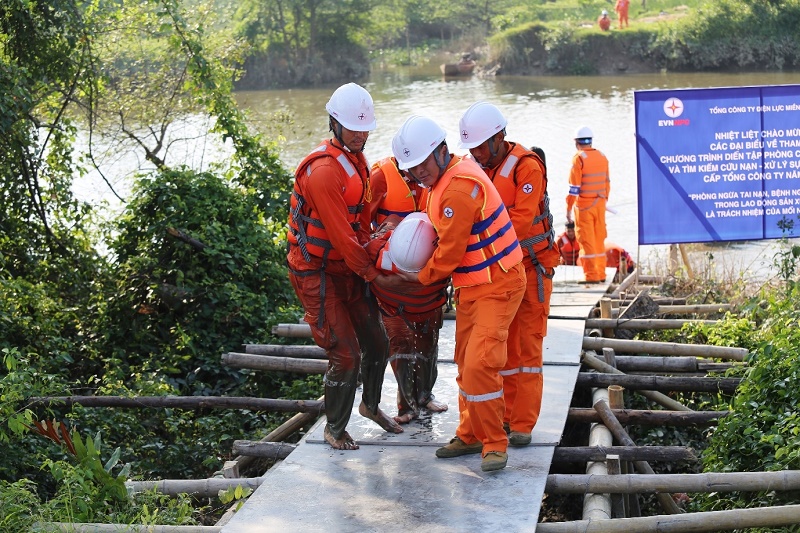 Diễn tập thực hiện cứu người bị nạn đuối nước