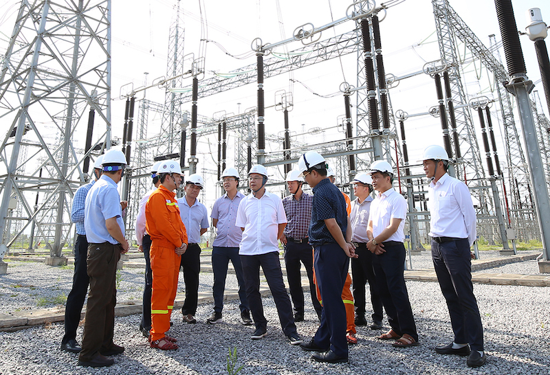 Đoàn công tác nghe báo cáo công tác vận hành tại Trạm biến áp 500kV Nghi Sơn (Thanh Hóa)