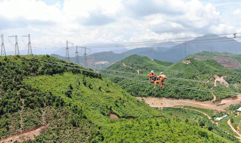 Công nhân EVNNPT sửa chữa hệ thống điện nhằm đảm bảo truyền tải điện an toàn, ổn định