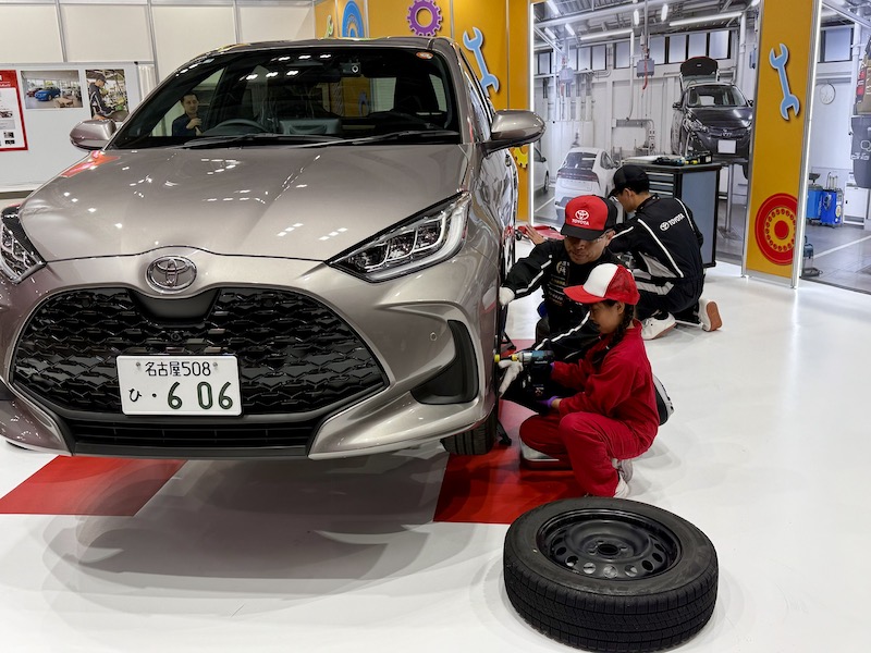 Các em nhỏ trải nghiệm làm thợ boả dưỡng xe