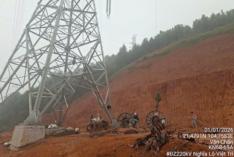 Thi công kéo dây Dự án đường dây 220kV Nghĩa Lộ - Việt Trì đoạn qua tỉnh Lào Cai