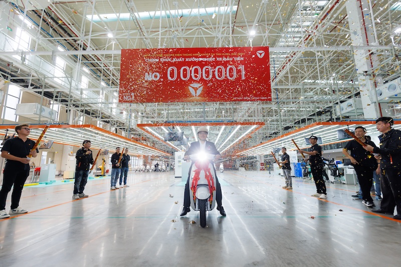 Xuất xưởng chiếc xe m&aacute;y điện đầu ti&ecirc;n tại Nh&agrave; m&aacute;y YADEA Việt Nam. 