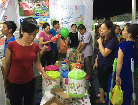 Hội chợ hàng Việt Nam TP. Hà Nội luôn nhận được sự quan tâm của người tiêu dùng thủ đô (trong ảnh: Hội chợ năm 2016)