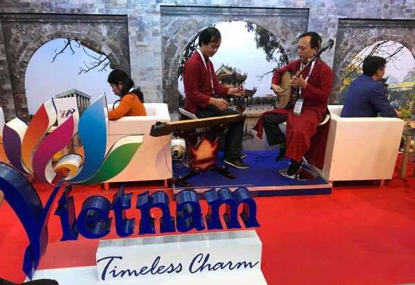 Các Nghệ sỹ Việt Nam biểu diễn nghệ thuật truyền thống tại Hội chợ IFTM Top Resa, Pháp