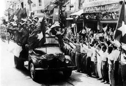 Cả Hà Nội hân hoan chào đón đoàn quân chiến thắng vào ngày 10/10/1954