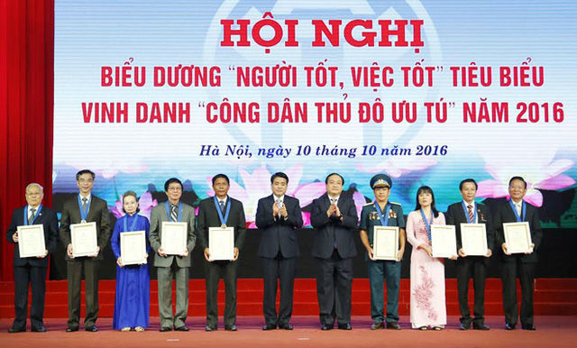 rưởng ban Tuyên giáo Trung ương Võ Văn Thưởng và Bí thư Thành ủy Hoàng Trung Hải vinh danh 10 Công dân Thủ đô ưu tú năm 2017