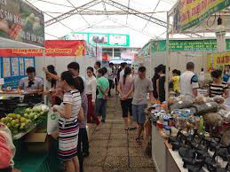Hội chợ thu hút nhiều khách hàng đến tham quan mua sắm