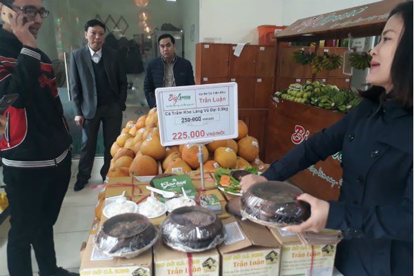 Gian hàng giới thiệu sản phẩm cá kho làng Vũ Đại của Hà Nội