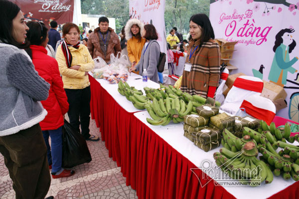 Hàng hóa trong hội chợ là thực phẩm, đồ dùng thiết yếu  do các tổ chức thiện nguyện, các nhà hảo tâm đóng góp