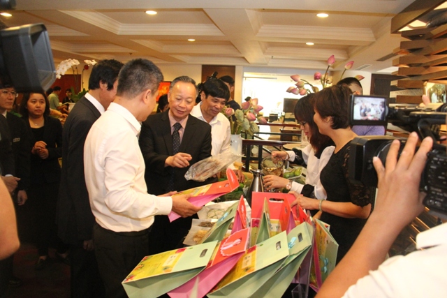 Các đại biểu tham quan gian hàng trưng bày sản phẩm nông sản đặc trưng của Hà Nội và tỉnh Fukuoka