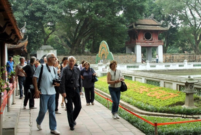 Khách du lịch quốc tế tham quan Văn Miếu-Quốc Tử Giám, Hà Nội (Ảnh minh họa: Internet)