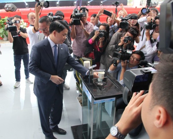 Chủ tịch UBND thành phố Hà Nội sử dụng nước uống tại vòi của nhà máy