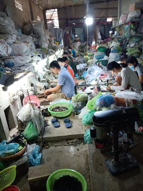 Xưởng sản xuất các sản phẩm từ sừng tại làng nghề Thụy Ứng Ứng 
