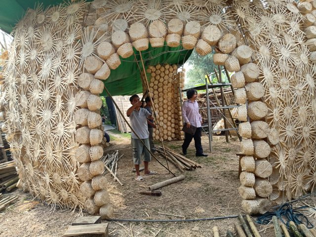Một mô hình trưng bày sản phẩm đang được các nghệ nhân tại làng nghề Phú Vinh (huyện Chương Mỹ) gấp rút hoàn thiện