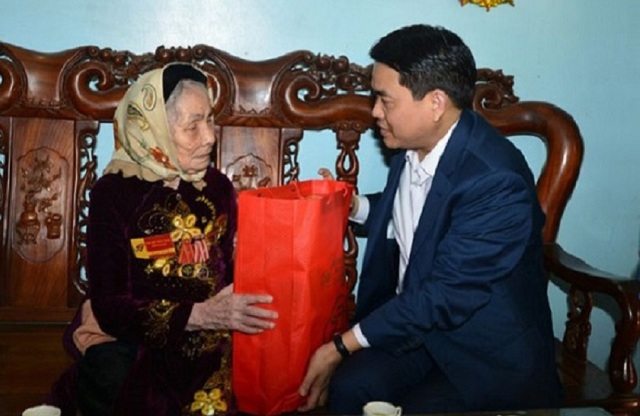 Chủ tịch UBND TP. Hà Nội Nguyễn Đức Chung tặng quà các đối tượng chính sách