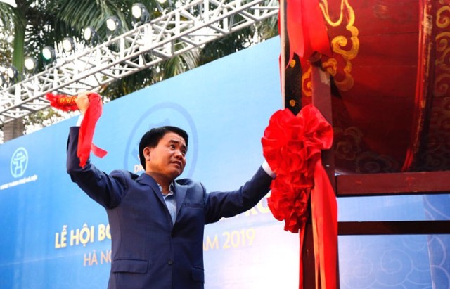 Chủ tịch UBND TP Hà Nội Nguyễn Đức Chung đánh trống khai hội bơi chải thuyền rồng