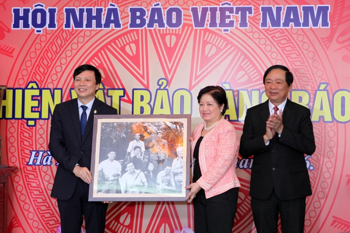Gần 400 hiện vật được trao tặng cho Bảo tàng Báp chí Việt Nam