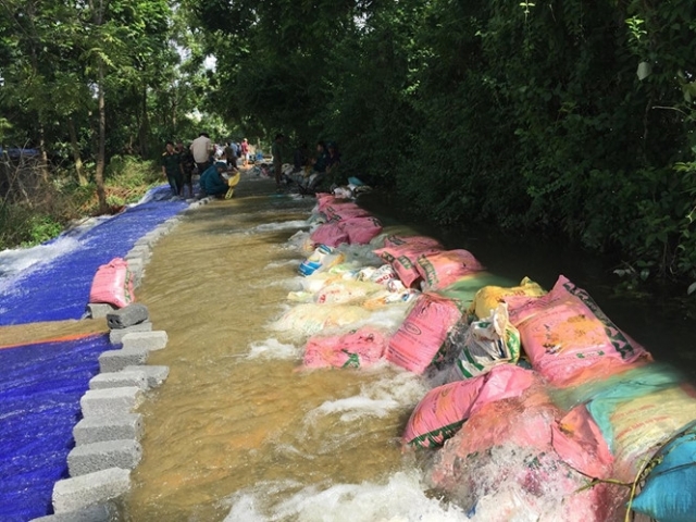Nước tràn đê ở xã Đông Yên, huyện Quốc Oai (Ảnh minh họa: Internet)