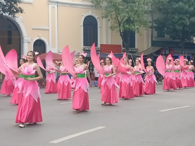 Lễ hội đường phố rực rỡ sắc màu của các đoàn diễu hành