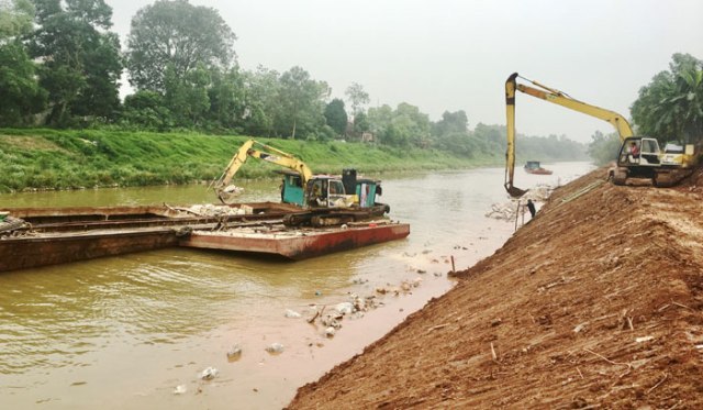 Sẽ naoh vét khơi thông dòng chảy trên sông Bùi thuộc địa phận huyện Chương Mỹ (ảnh minh họa) 