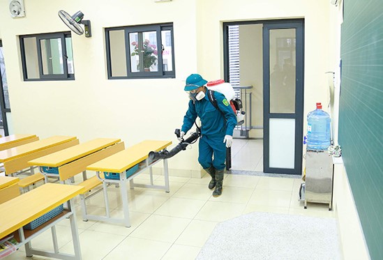 3.000 trường học tại Hà Nội được phun thuốc khử trùng Cloramin B 