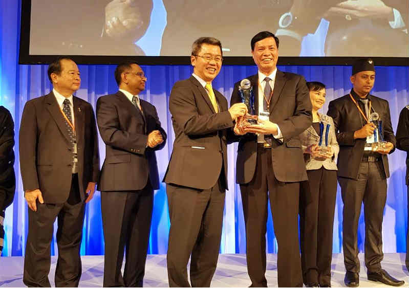 Ông Nguyễn Đức Long, Chủ tịch UBND tỉnh Quảng Ninh đã đại diện chính quyền tỉnh nhận giải thưởng ASOCIO 2018 dành cho chính quyền số do Tổ chức Công nghiệp Điện toán Châu Á - Châu Đại Dương (ASOCIO) trao thưởng