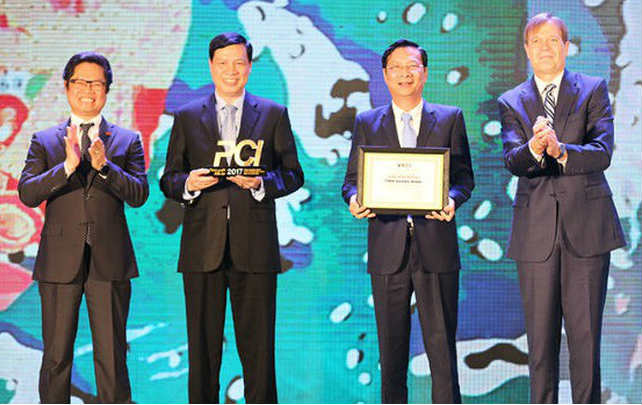 Lãnh đạo UBND tỉnh Quảng Ninh nhận Cúp Quán quân tại Lễ công bố PCI năm 2017