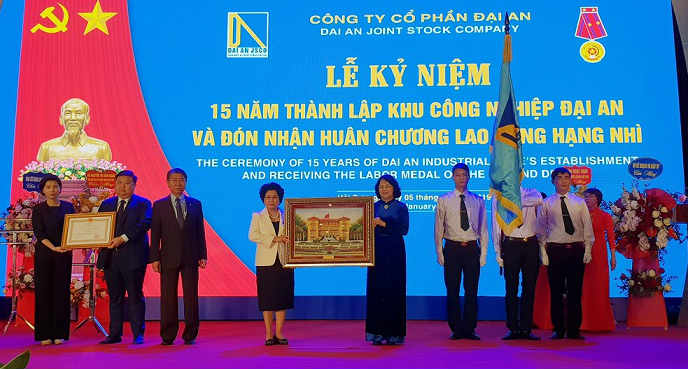 Phó Chủ tịch nước Đặng Thị Ngọc Thịnh trao Huân chương lao động hạng Nhì, bằng khen và bức trướng cho lãnh đạo Công ty CP Đại An