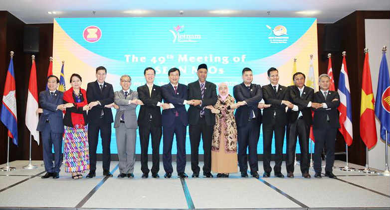 Đại diện lãnh đạo các cơ quan du lịch các nước ASEAN tham dự hội nghị cùng bắt tay thể hiện sự thống nhất.