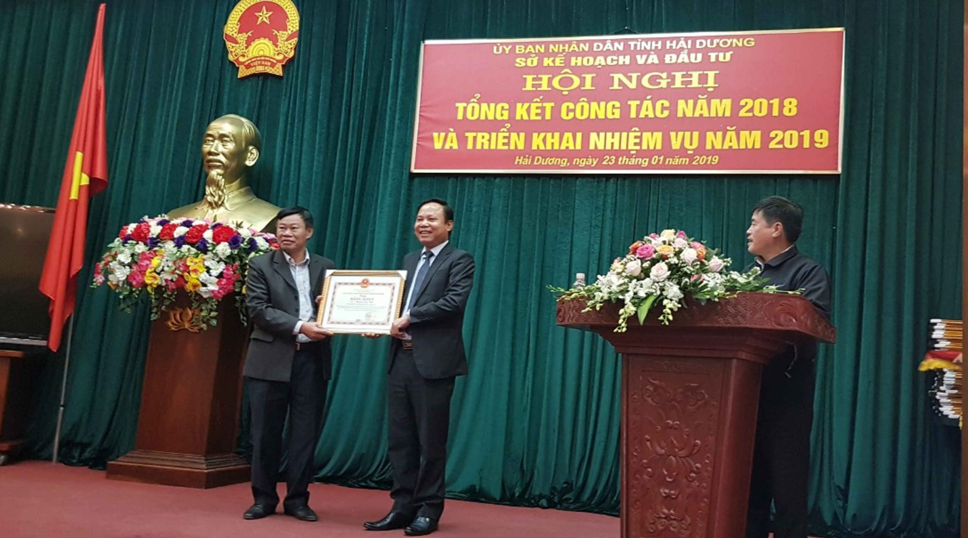 Ông Vương Đức Sáng, Phó Chủ tịch UBND tỉnh Hải Dương trao bằng khen cho sở KHĐT Hải Dương